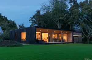 Maison en bois avec parois en CLT et poutres en I